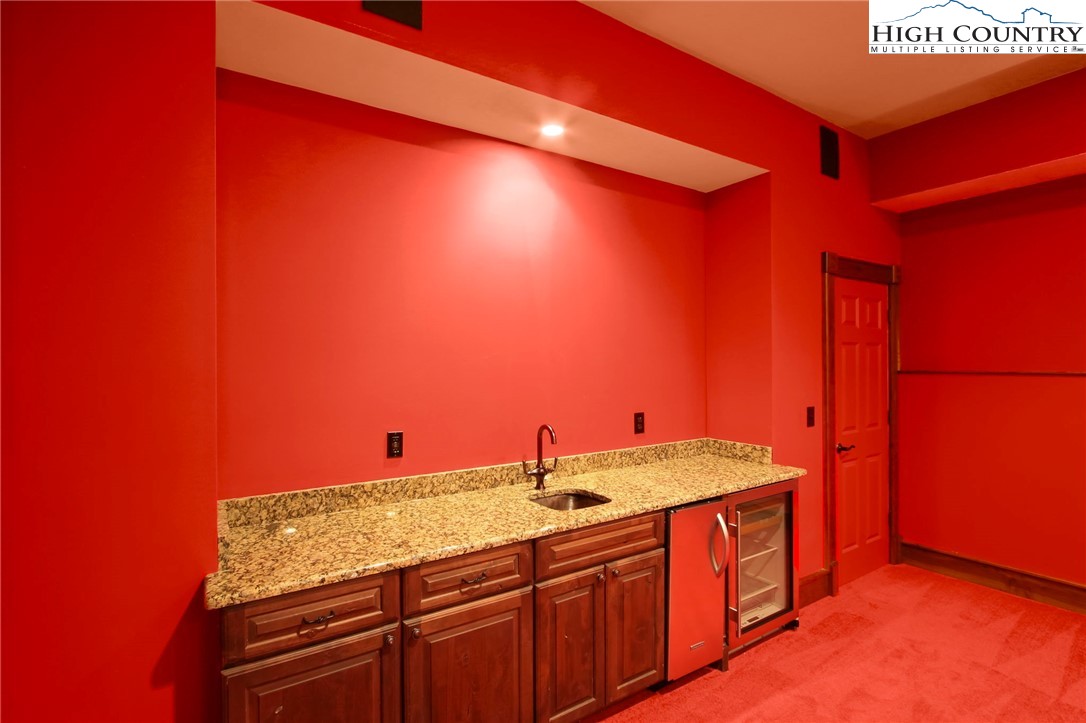 Blowing Rock, North Carolina 28605, United States, 4 Bedrooms Bedrooms, ,5 BathroomsBathrooms,Residential,Active,37474