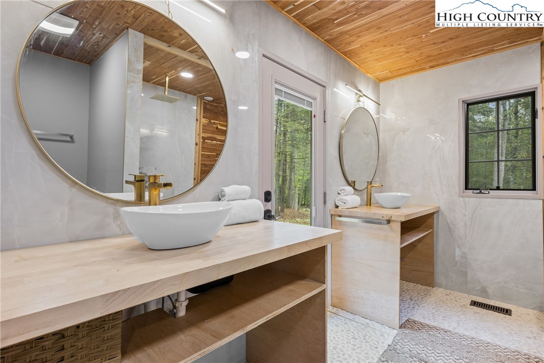 Deep Gap, North Carolina 28618, United States, 4 Bedrooms Bedrooms, ,4 BathroomsBathrooms,Residential,Active,220903