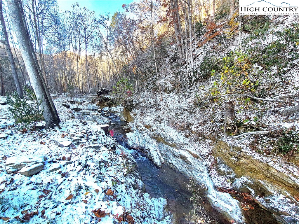 Deep Gap, North Carolina 28618, United States, 4 Bedrooms Bedrooms, ,4 BathroomsBathrooms,Residential,Active,220903