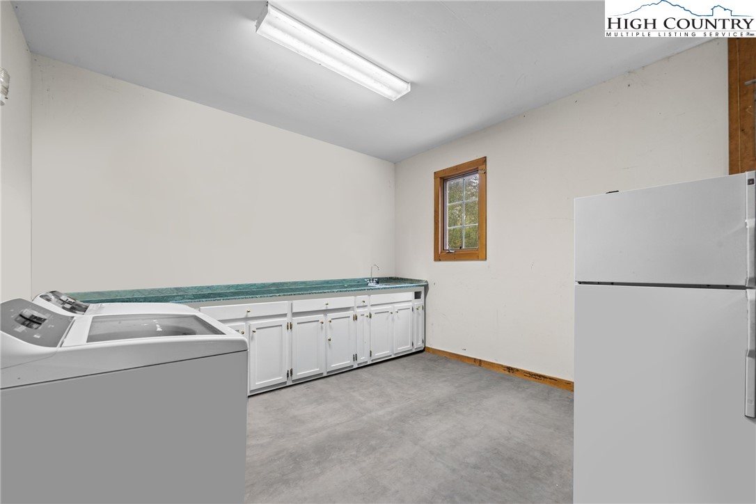 Deep Gap, North Carolina 28618, United States, 4 Bedrooms Bedrooms, ,4 BathroomsBathrooms,Residential,Active,220903