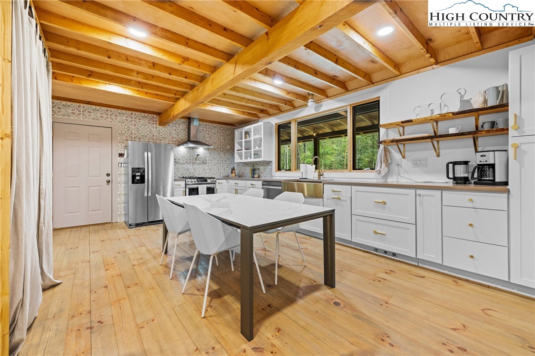 Deep Gap, North Carolina 28618, United States, 4 Bedrooms Bedrooms, ,4 BathroomsBathrooms,Residential,Active,220903