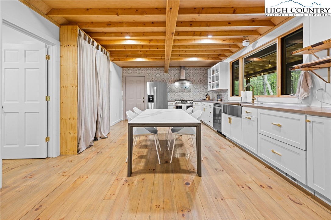 Deep Gap, North Carolina 28618, United States, 4 Bedrooms Bedrooms, ,4 BathroomsBathrooms,Residential,Active,220903