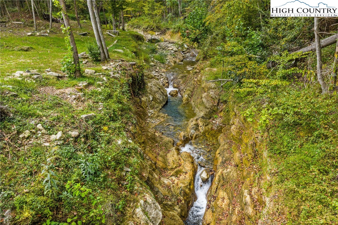 Deep Gap, North Carolina 28618, United States, 4 Bedrooms Bedrooms, ,4 BathroomsBathrooms,Residential,Active,220903