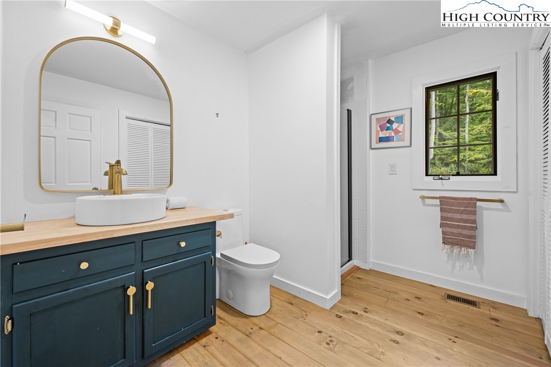 Deep Gap, North Carolina 28618, United States, 4 Bedrooms Bedrooms, ,4 BathroomsBathrooms,Residential,Active,220903