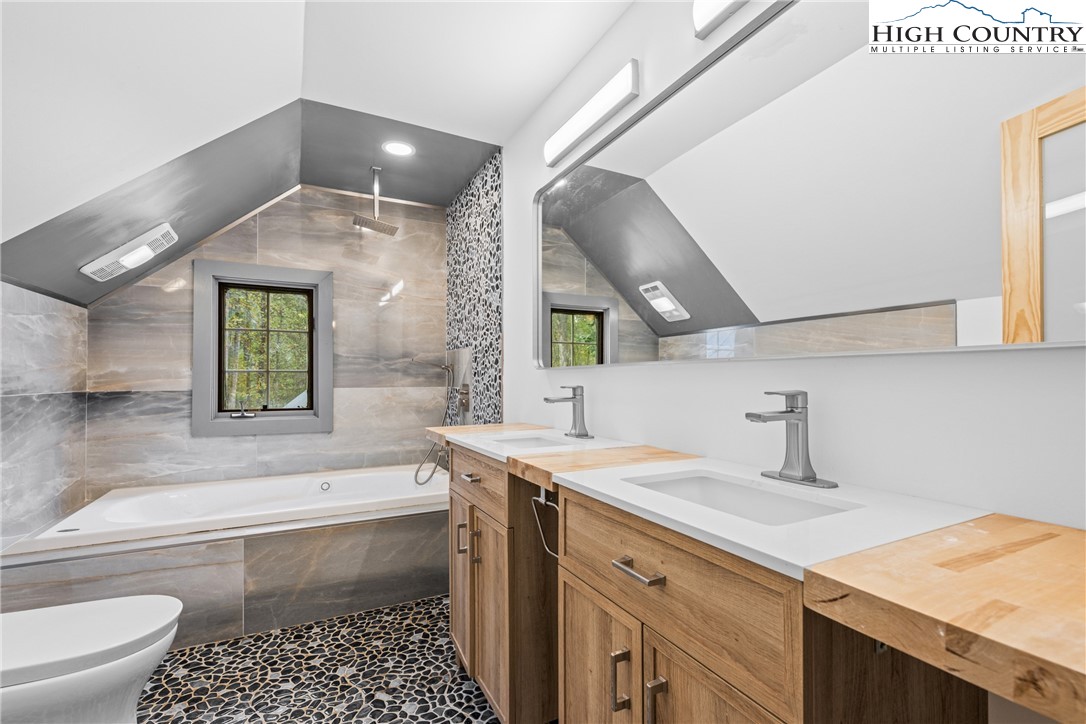 Deep Gap, North Carolina 28618, United States, 4 Bedrooms Bedrooms, ,4 BathroomsBathrooms,Residential,Active,220903