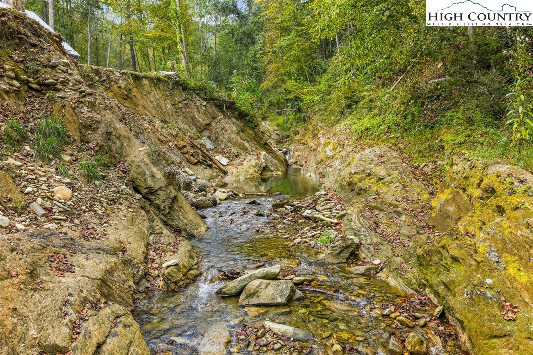 Deep Gap, North Carolina 28618, United States, 4 Bedrooms Bedrooms, ,4 BathroomsBathrooms,Residential,Active,220903