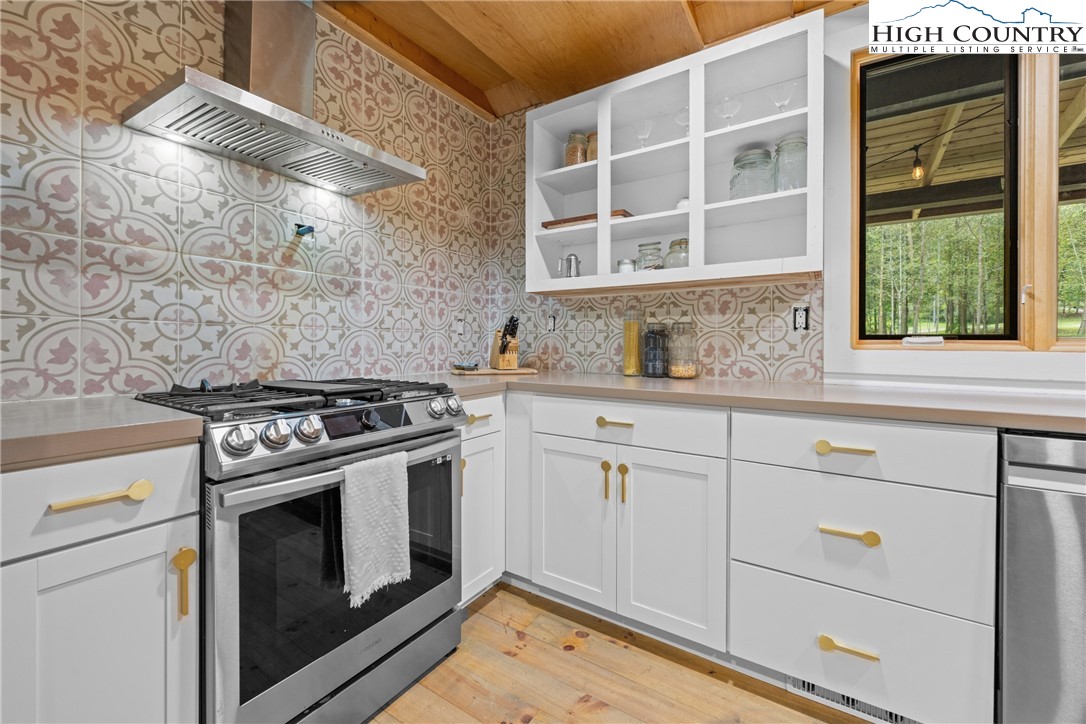 Deep Gap, North Carolina 28618, United States, 4 Bedrooms Bedrooms, ,4 BathroomsBathrooms,Residential,Active,220903