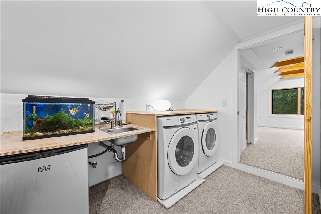 Deep Gap, North Carolina 28618, United States, 4 Bedrooms Bedrooms, ,4 BathroomsBathrooms,Residential,Active,220903