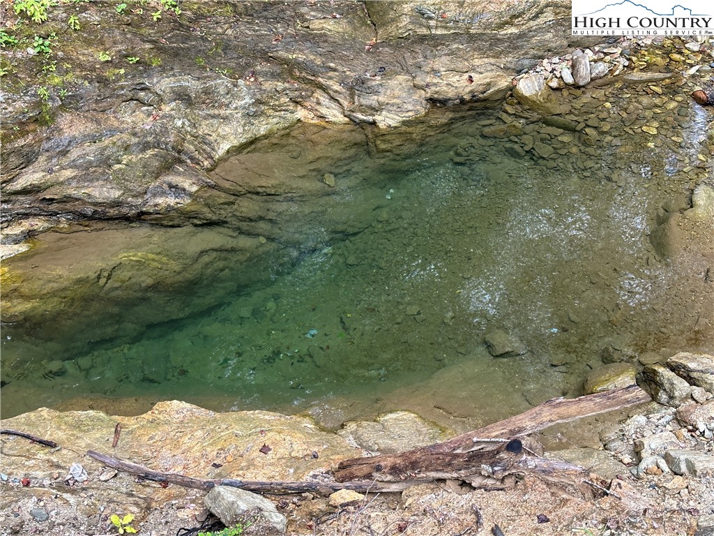 Deep Gap, North Carolina 28618, United States, 4 Bedrooms Bedrooms, ,4 BathroomsBathrooms,Residential,Active,220903