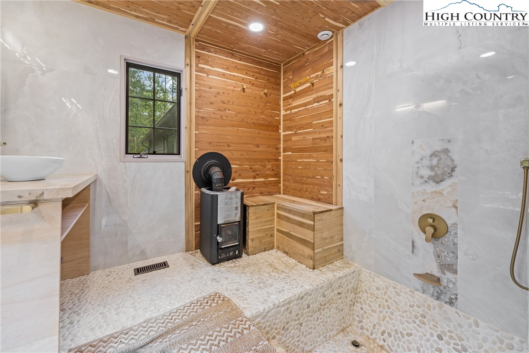 Deep Gap, North Carolina 28618, United States, 4 Bedrooms Bedrooms, ,4 BathroomsBathrooms,Residential,Active,220903