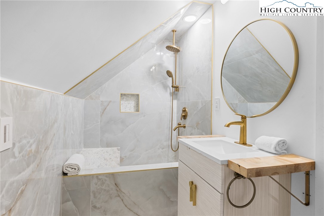 Deep Gap, North Carolina 28618, United States, 4 Bedrooms Bedrooms, ,4 BathroomsBathrooms,Residential,Active,220903