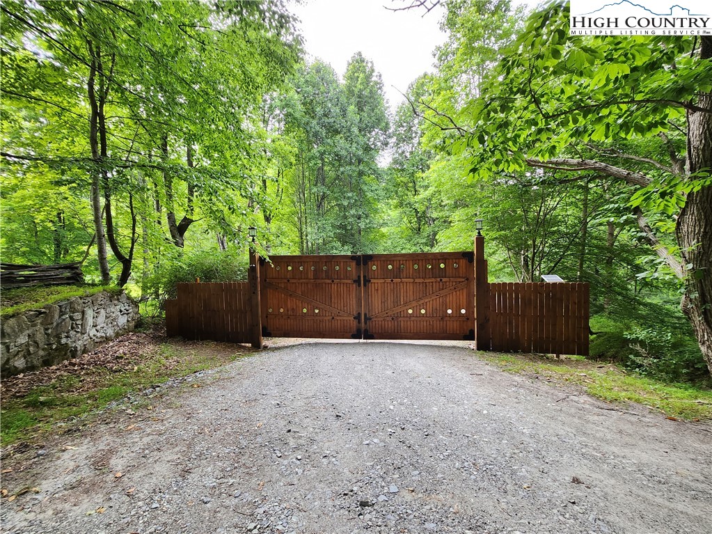 Deep Gap, North Carolina 28618, United States, 4 Bedrooms Bedrooms, ,4 BathroomsBathrooms,Residential,Active,220903