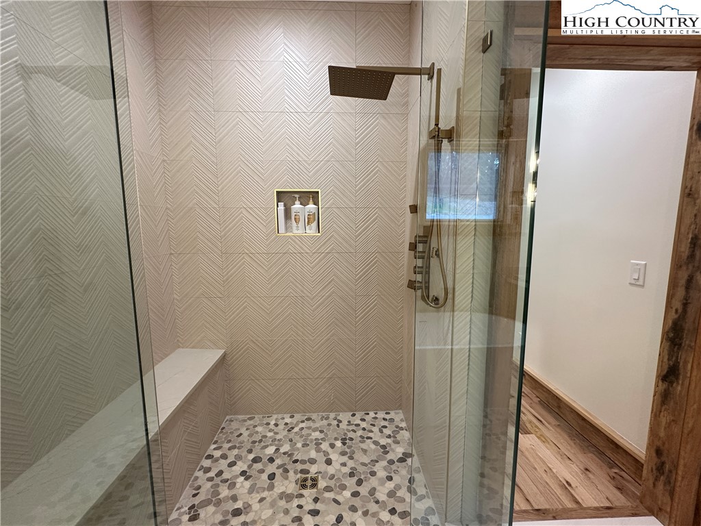 Blowing Rock, North Carolina 28605, United States, 4 Bedrooms Bedrooms, ,6 BathroomsBathrooms,Residential,Active,15561