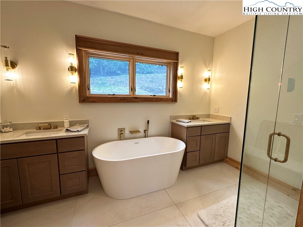 Blowing Rock, North Carolina 28605, United States, 4 Bedrooms Bedrooms, ,6 BathroomsBathrooms,Residential,Active,15561