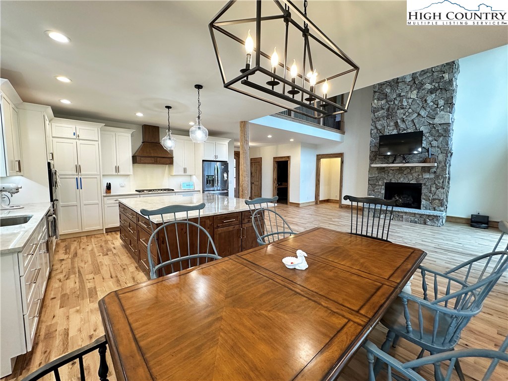 Blowing Rock, North Carolina 28605, United States, 4 Bedrooms Bedrooms, ,6 BathroomsBathrooms,Residential,Active,15561