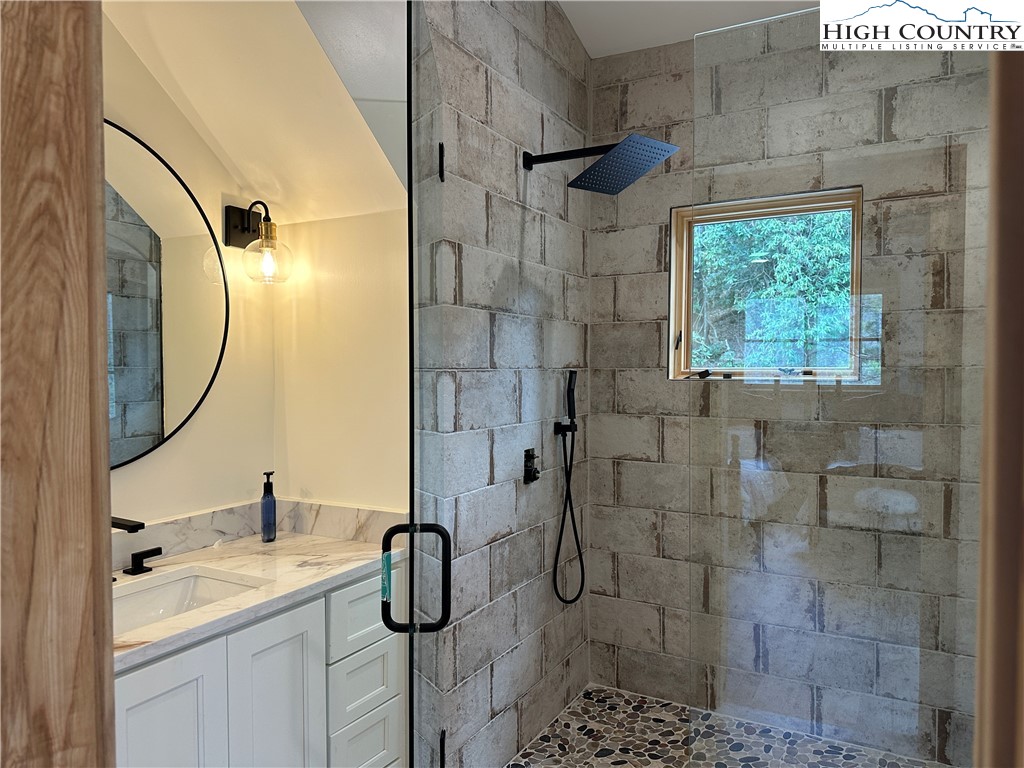 Blowing Rock, North Carolina 28605, United States, 4 Bedrooms Bedrooms, ,6 BathroomsBathrooms,Residential,Active,15561