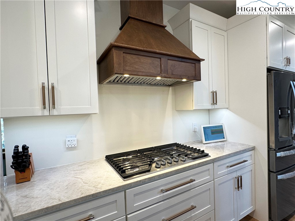 Blowing Rock, North Carolina 28605, United States, 4 Bedrooms Bedrooms, ,6 BathroomsBathrooms,Residential,Active,15561