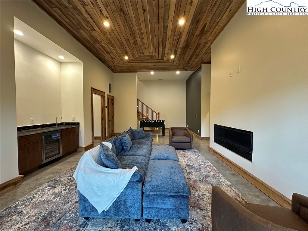 Blowing Rock, North Carolina 28605, United States, 4 Bedrooms Bedrooms, ,6 BathroomsBathrooms,Residential,Active,15561