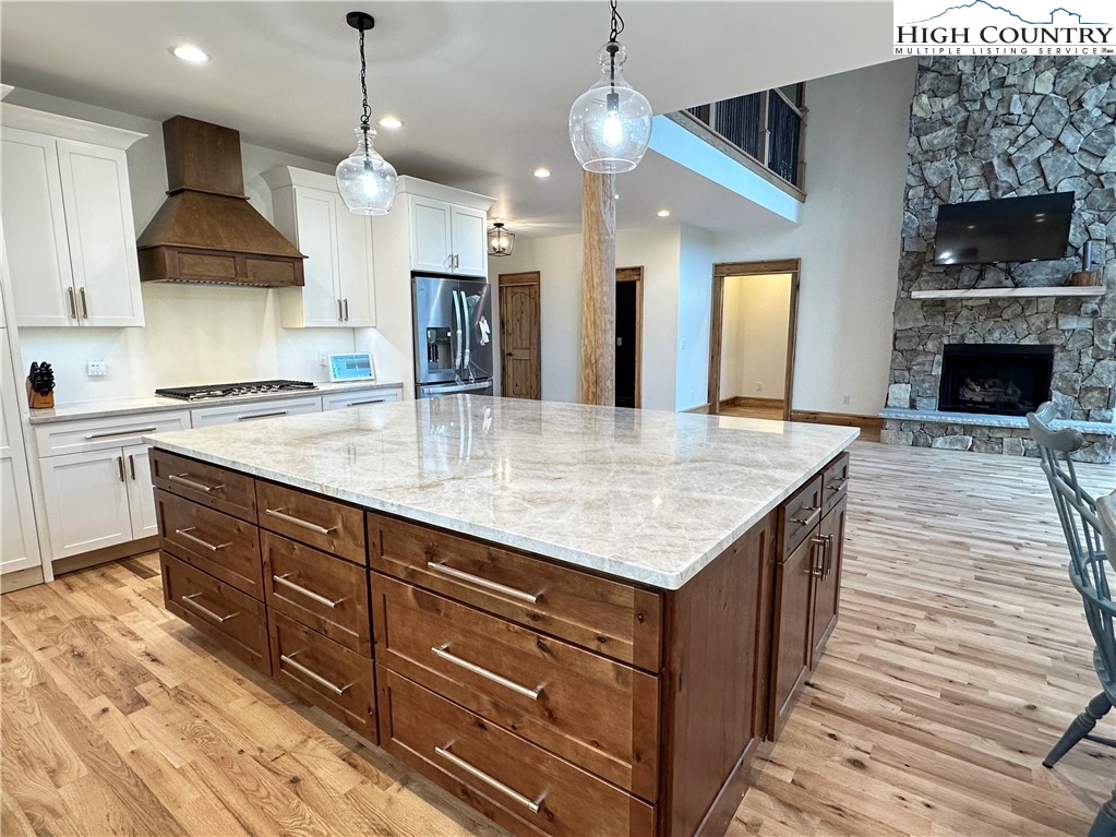 Blowing Rock, North Carolina 28605, United States, 4 Bedrooms Bedrooms, ,6 BathroomsBathrooms,Residential,Active,15561