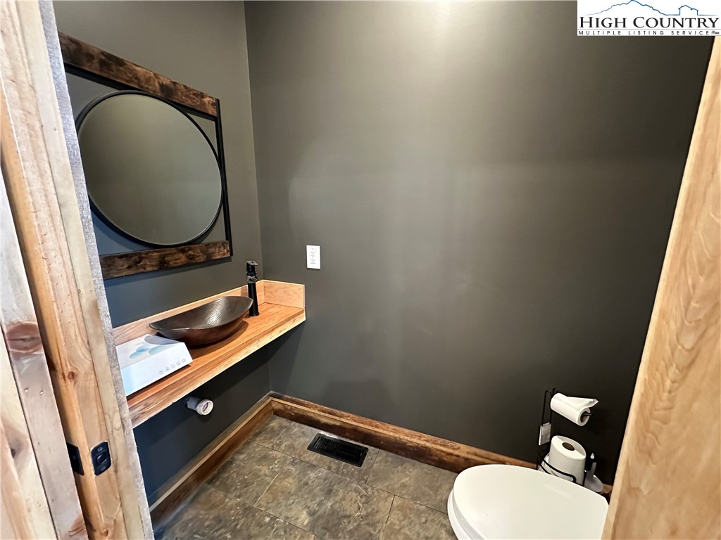 Blowing Rock, North Carolina 28605, United States, 4 Bedrooms Bedrooms, ,6 BathroomsBathrooms,Residential,Active,15561