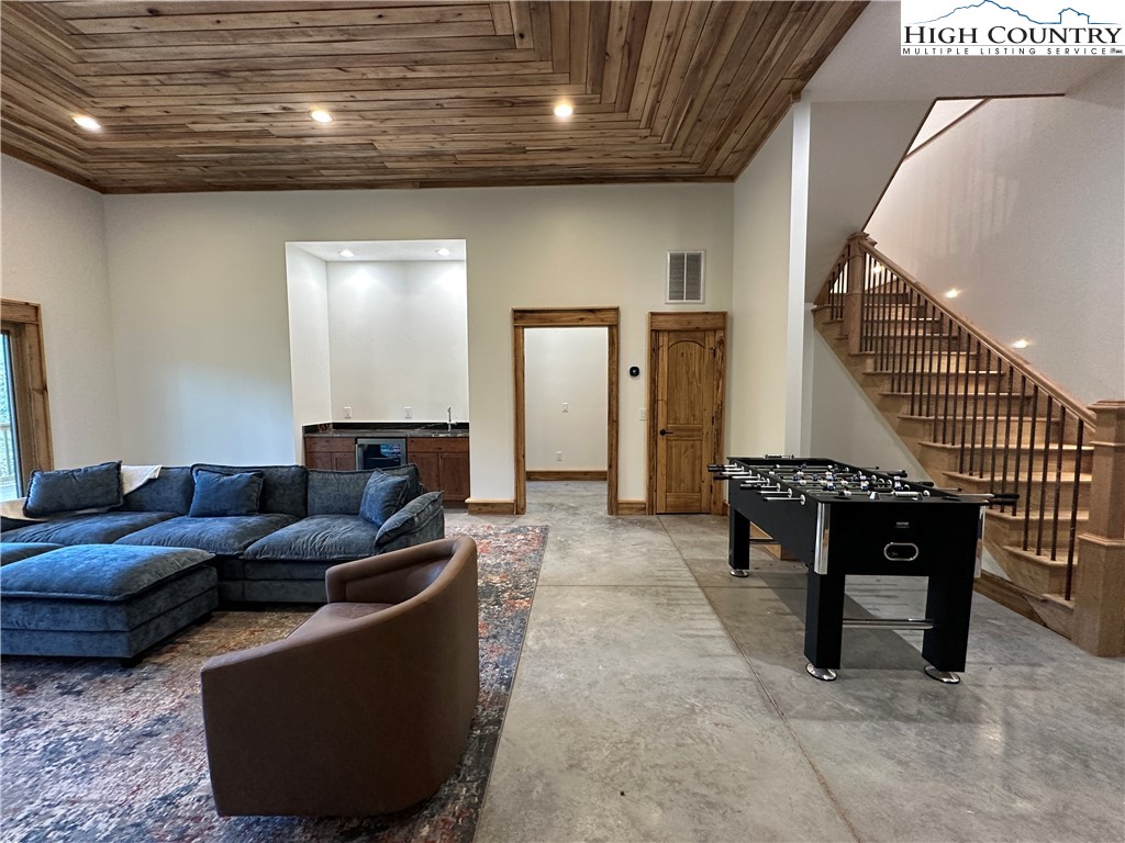 Blowing Rock, North Carolina 28605, United States, 4 Bedrooms Bedrooms, ,6 BathroomsBathrooms,Residential,Active,15561