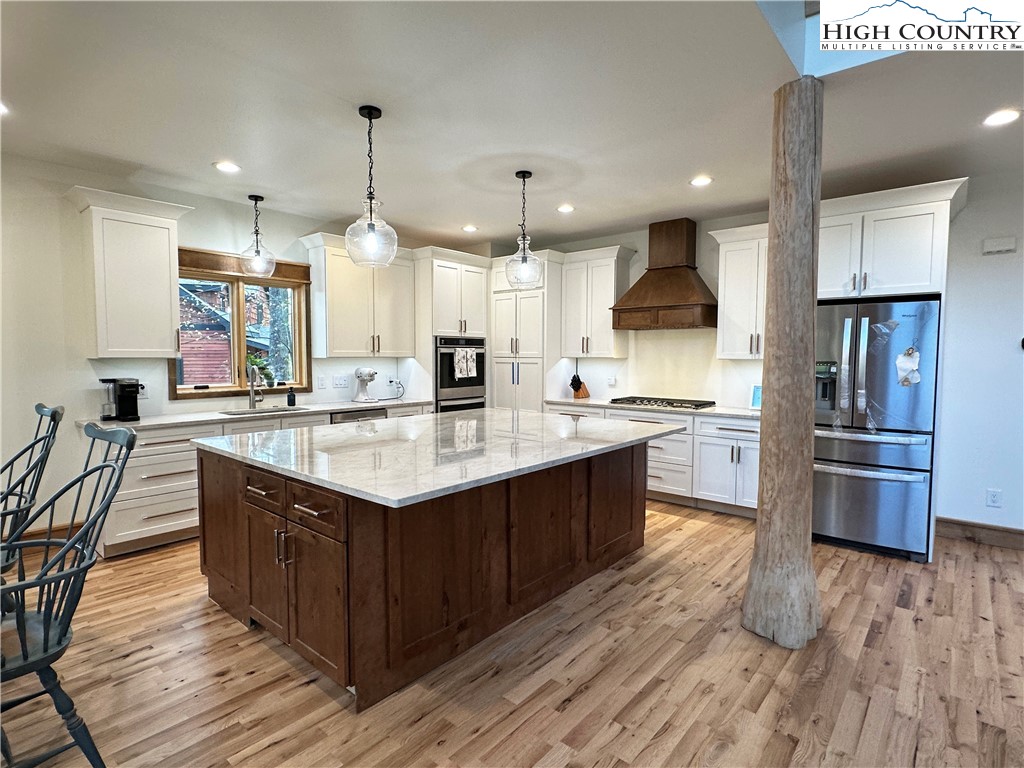 Blowing Rock, North Carolina 28605, United States, 4 Bedrooms Bedrooms, ,6 BathroomsBathrooms,Residential,Active,15561