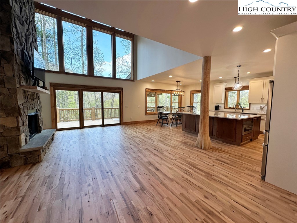 Blowing Rock, North Carolina 28605, United States, 4 Bedrooms Bedrooms, ,6 BathroomsBathrooms,Residential,Active,15561