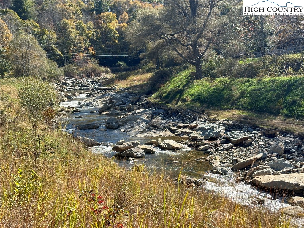 Blowing Rock, North Carolina 28605, United States, 4 Bedrooms Bedrooms, ,6 BathroomsBathrooms,Residential,Active,15561