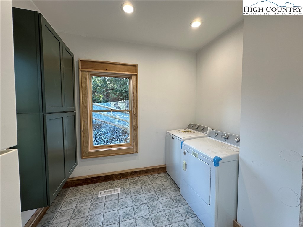 Blowing Rock, North Carolina 28605, United States, 4 Bedrooms Bedrooms, ,6 BathroomsBathrooms,Residential,Active,15561