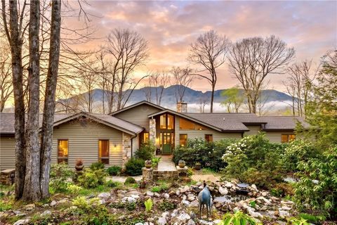 Photo of 1107 Cottage Court, Linville, NC 28646 (MLS # 262066)