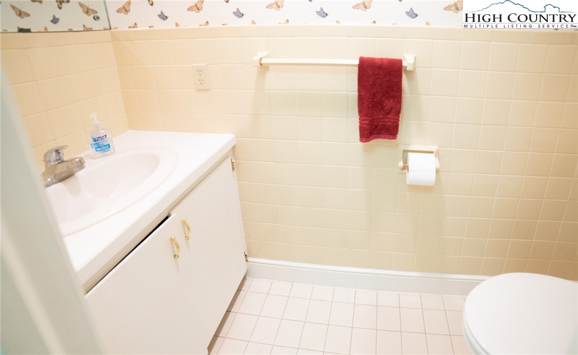 Newland, North Carolina 28657, United States, 3 Bedrooms Bedrooms, ,3 BathroomsBathrooms,Residential,Active,177482