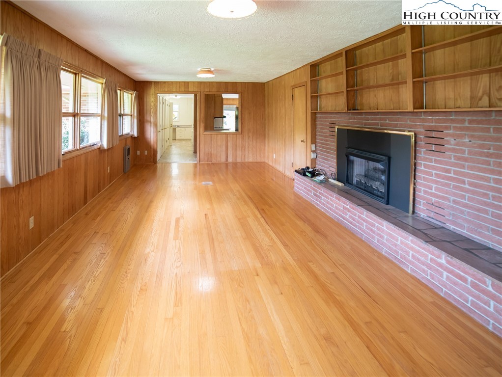 Newland, North Carolina 28657, United States, 3 Bedrooms Bedrooms, ,3 BathroomsBathrooms,Residential,Active,177482