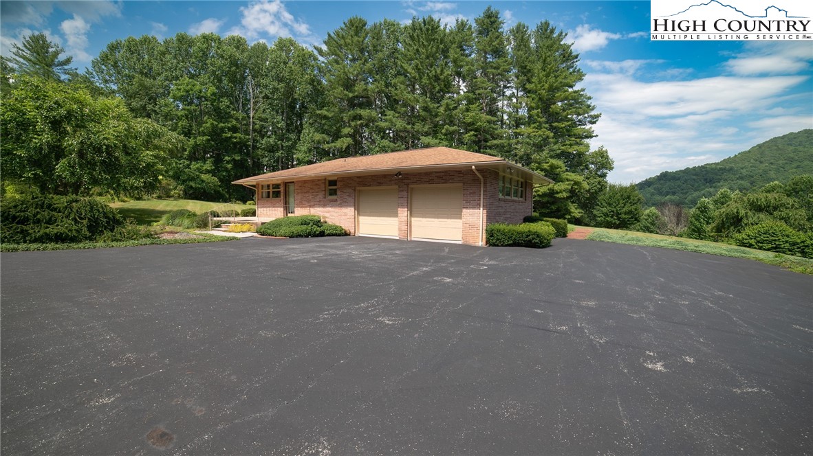 Newland, North Carolina 28657, United States, 3 Bedrooms Bedrooms, ,3 BathroomsBathrooms,Residential,Active,177482