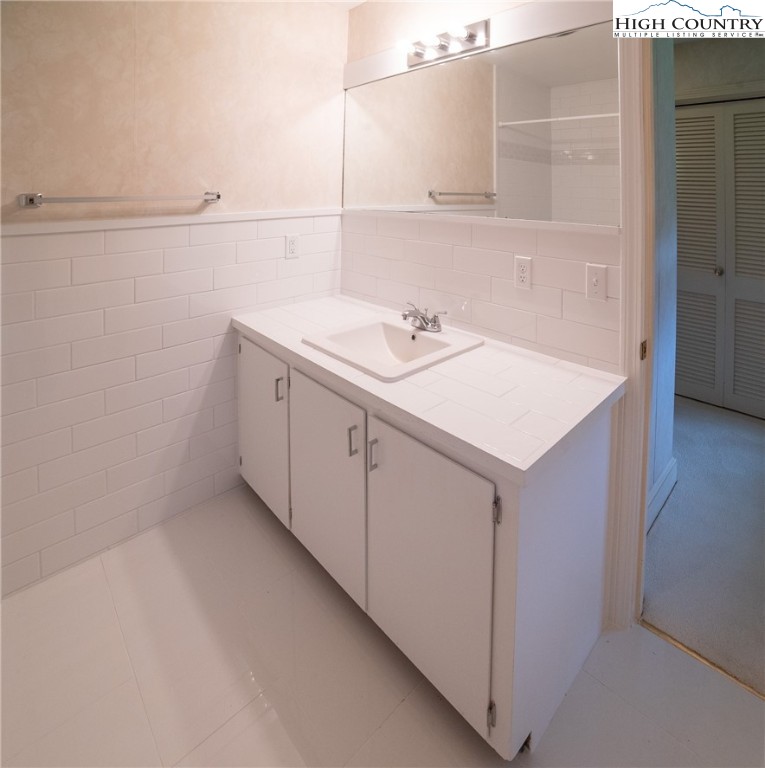 Newland, North Carolina 28657, United States, 3 Bedrooms Bedrooms, ,3 BathroomsBathrooms,Residential,Active,177482