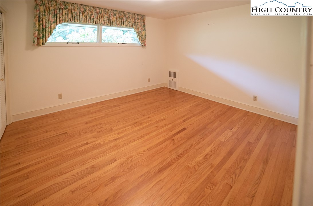 Newland, North Carolina 28657, United States, 3 Bedrooms Bedrooms, ,3 BathroomsBathrooms,Residential,Active,177482