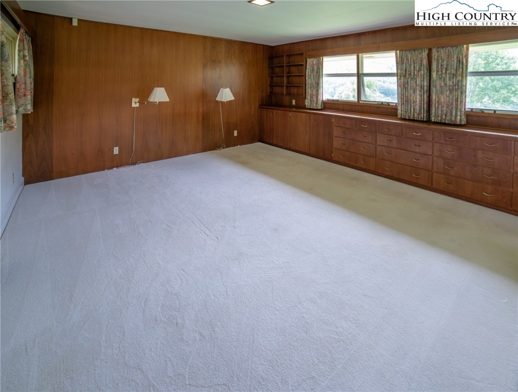 Newland, North Carolina 28657, United States, 3 Bedrooms Bedrooms, ,3 BathroomsBathrooms,Residential,Active,177482