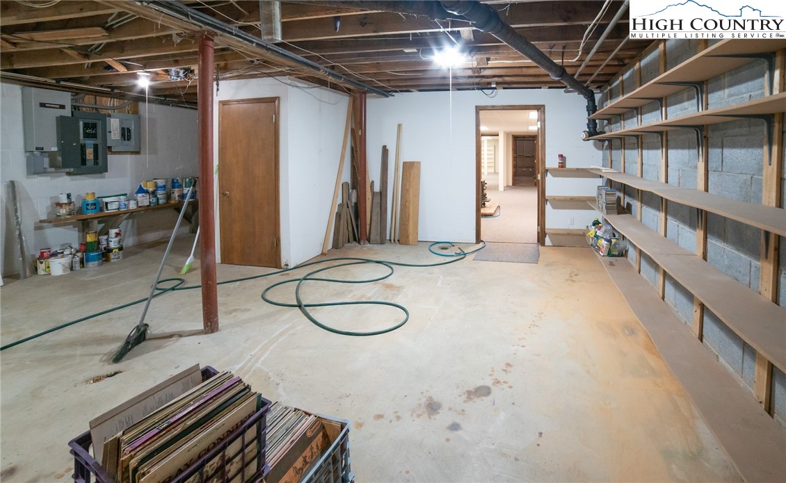 Newland, North Carolina 28657, United States, 3 Bedrooms Bedrooms, ,3 BathroomsBathrooms,Residential,Active,177482