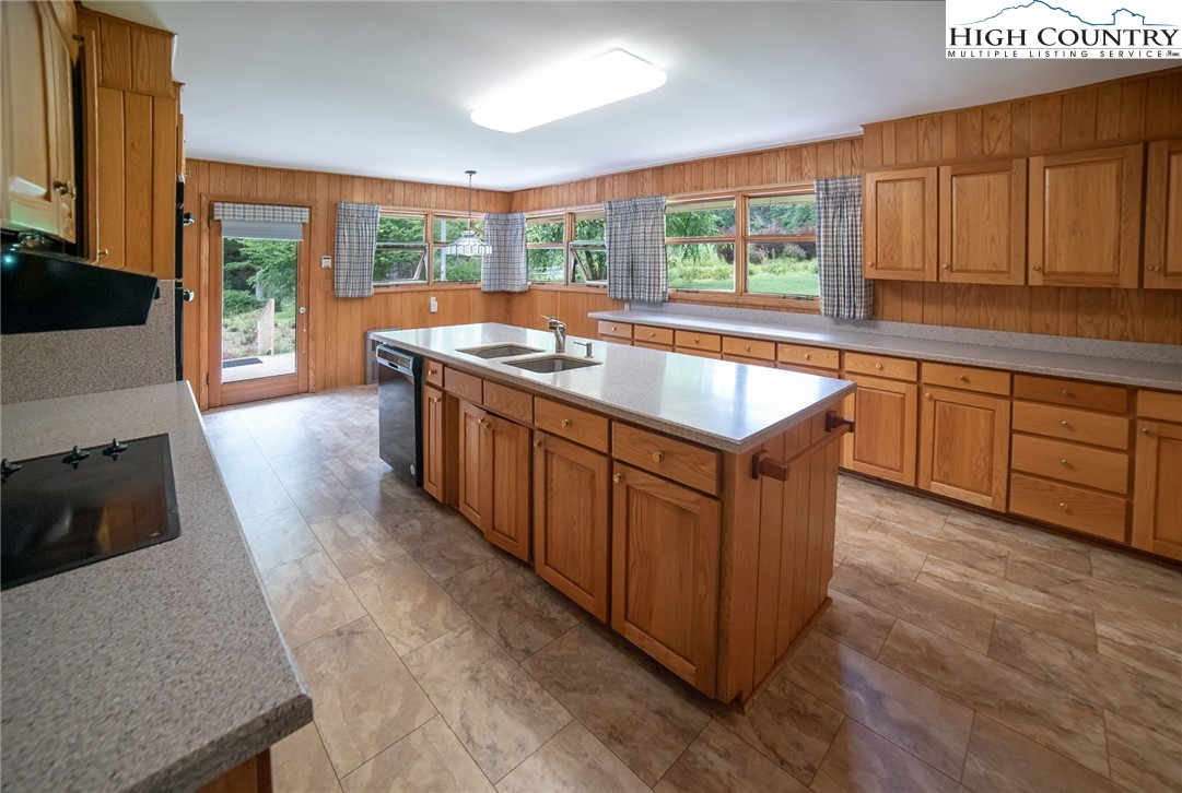 Newland, North Carolina 28657, United States, 3 Bedrooms Bedrooms, ,3 BathroomsBathrooms,Residential,Active,177482