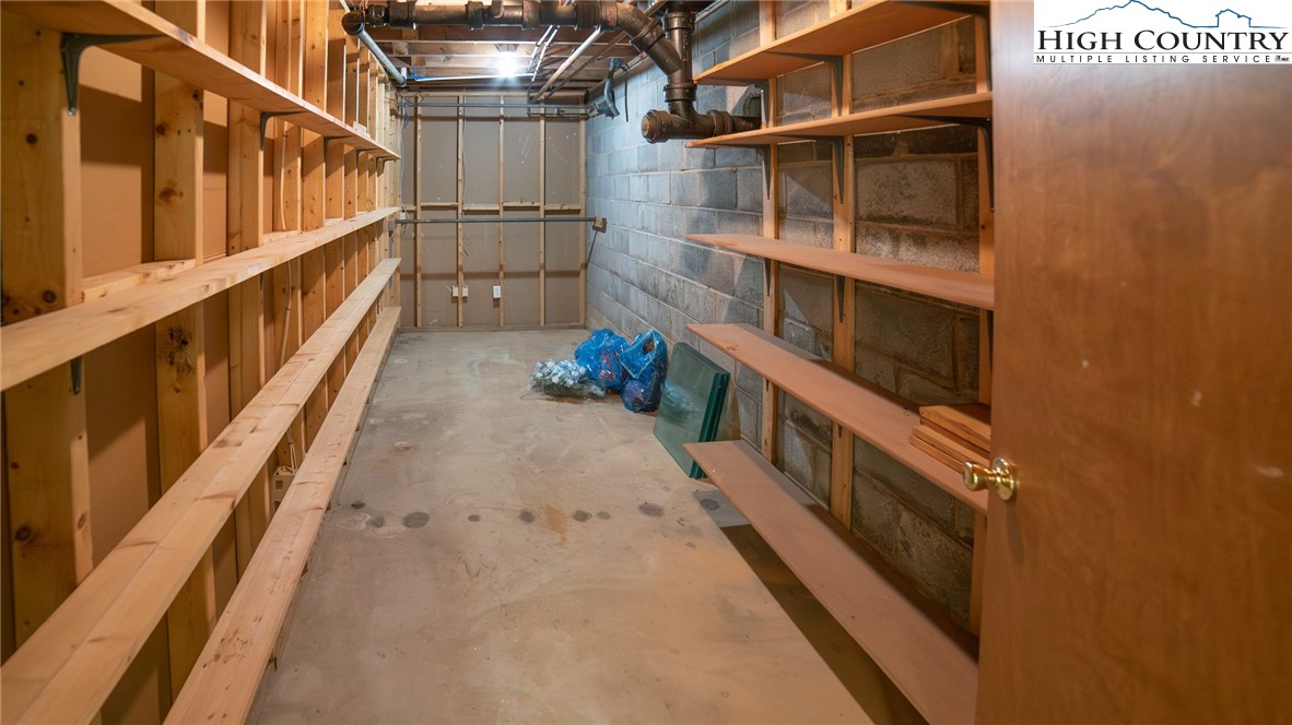 Newland, North Carolina 28657, United States, 3 Bedrooms Bedrooms, ,3 BathroomsBathrooms,Residential,Active,177482