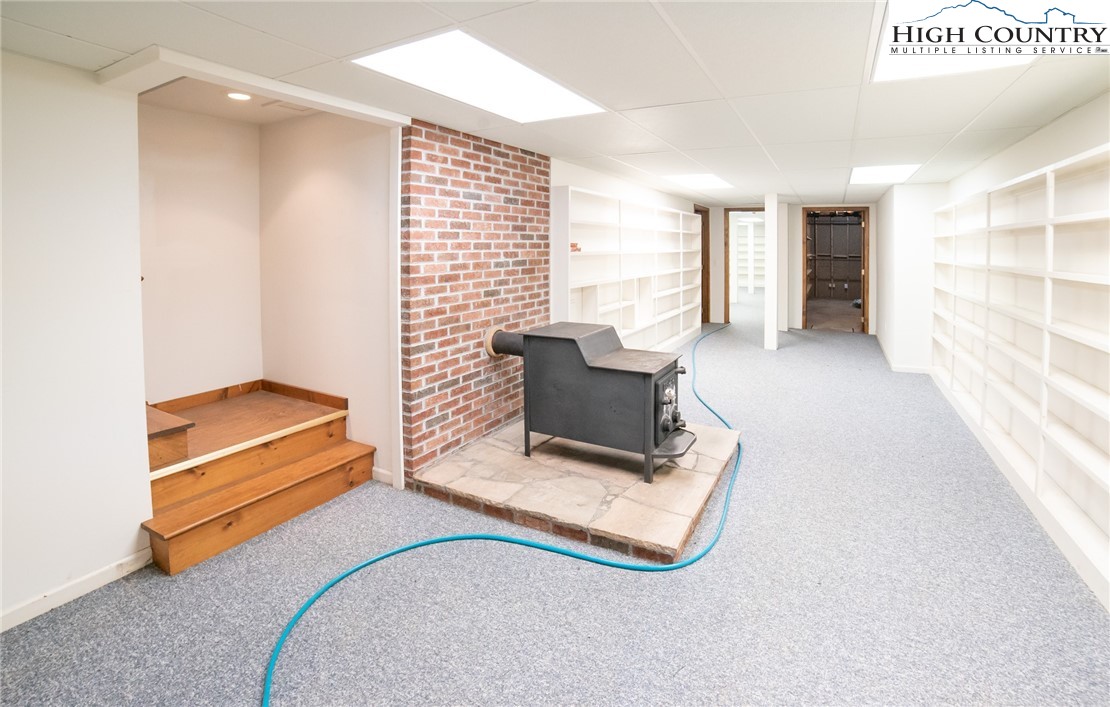 Newland, North Carolina 28657, United States, 3 Bedrooms Bedrooms, ,3 BathroomsBathrooms,Residential,Active,177482