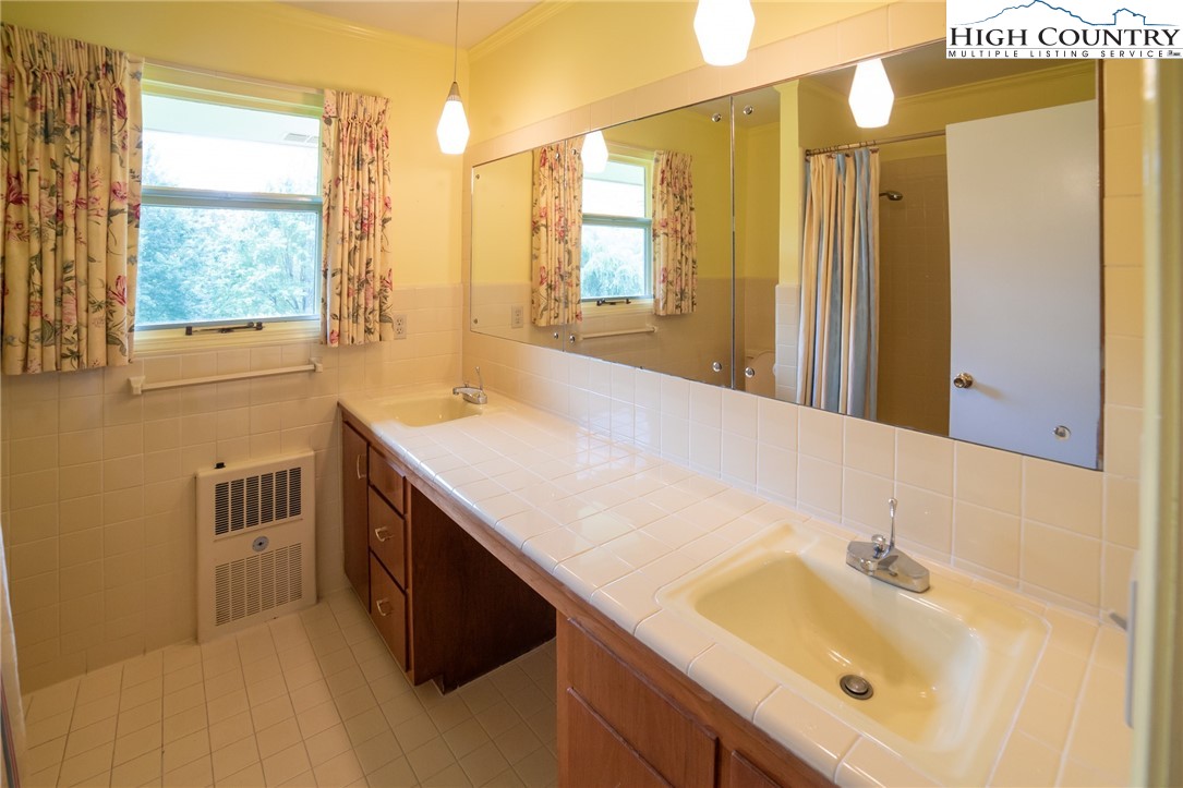 Newland, North Carolina 28657, United States, 3 Bedrooms Bedrooms, ,3 BathroomsBathrooms,Residential,Active,177482