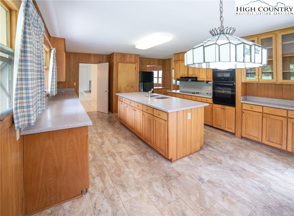 Newland, North Carolina 28657, United States, 3 Bedrooms Bedrooms, ,3 BathroomsBathrooms,Residential,Active,177482