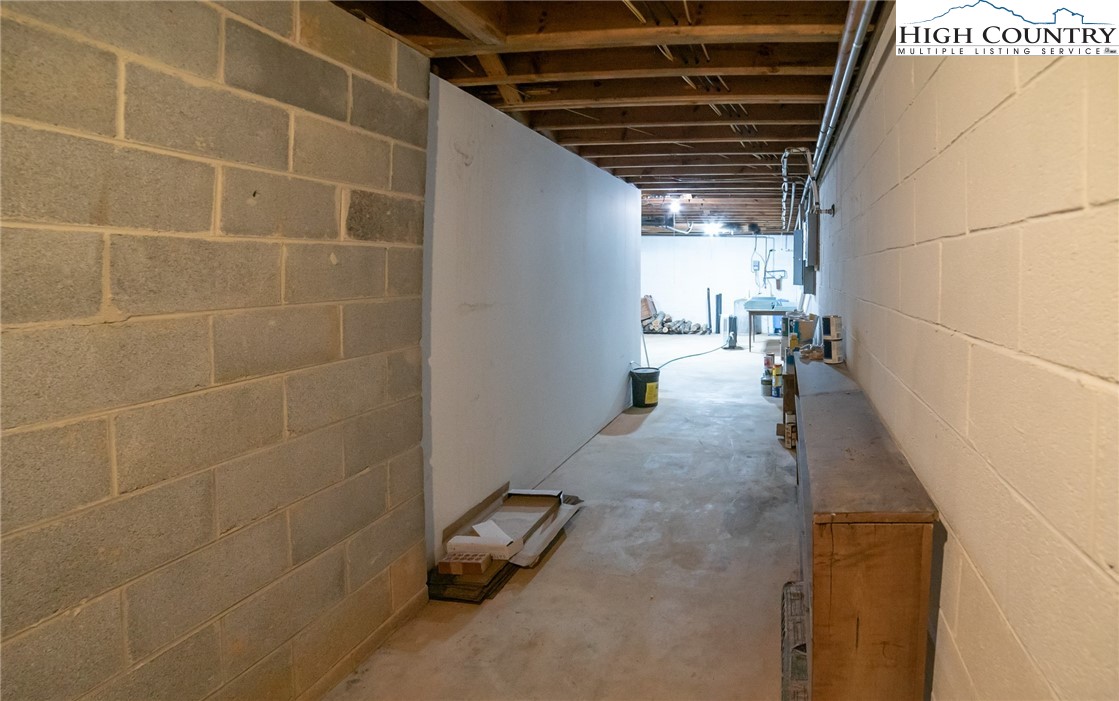 Newland, North Carolina 28657, United States, 3 Bedrooms Bedrooms, ,3 BathroomsBathrooms,Residential,Active,177482