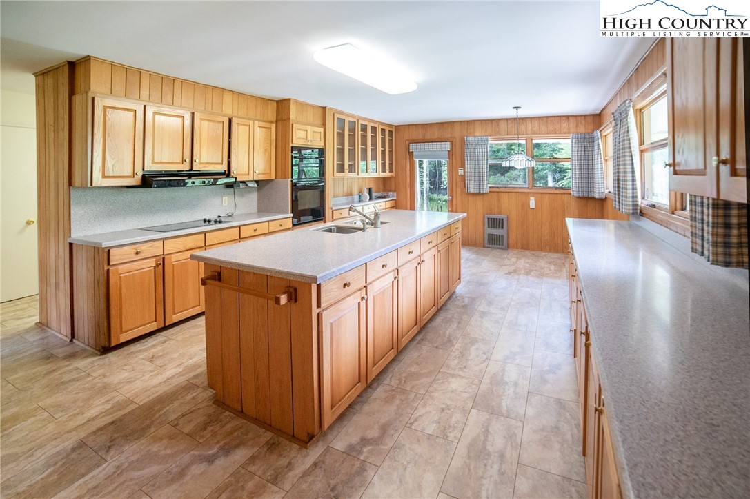 Newland, North Carolina 28657, United States, 3 Bedrooms Bedrooms, ,3 BathroomsBathrooms,Residential,Active,177482