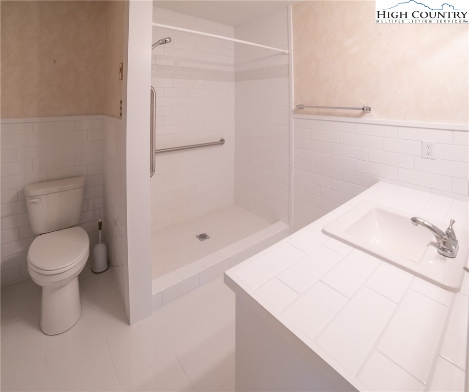 Newland, North Carolina 28657, United States, 3 Bedrooms Bedrooms, ,3 BathroomsBathrooms,Residential,Active,177482