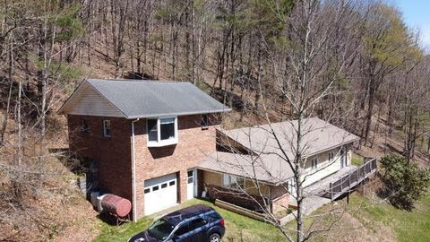 Photo of 120 Fox Run Ridge Drive, Blowing Rock, NC 28605 (MLS # 261641)