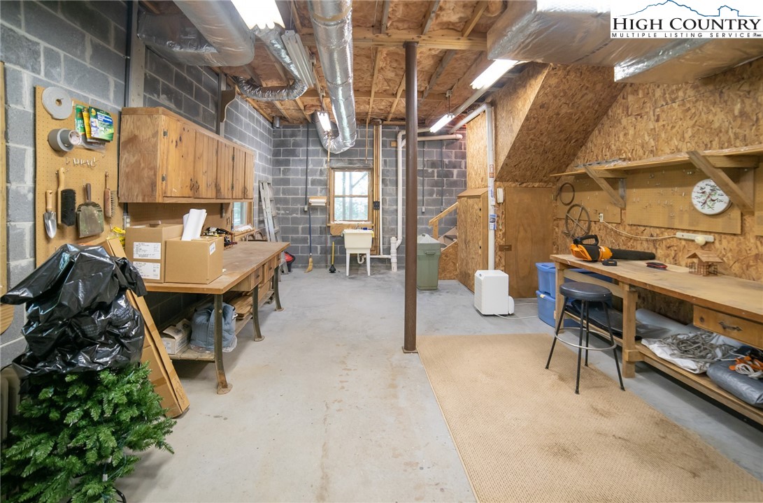 Newland, North Carolina 28657, United States, 3 Bedrooms Bedrooms, ,3 BathroomsBathrooms,Residential,Active,163524