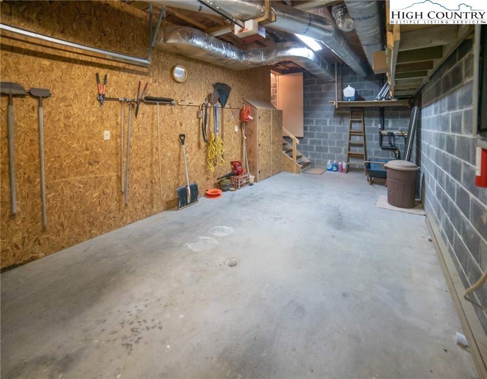 Newland, North Carolina 28657, United States, 3 Bedrooms Bedrooms, ,3 BathroomsBathrooms,Residential,Active,163524