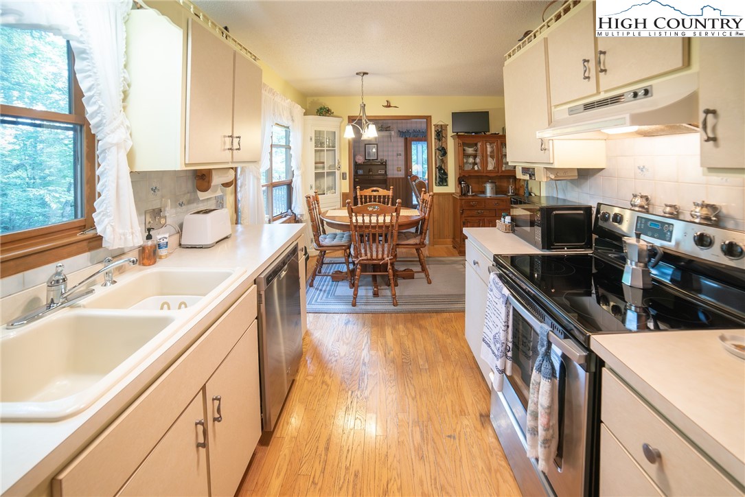 Newland, North Carolina 28657, United States, 3 Bedrooms Bedrooms, ,3 BathroomsBathrooms,Residential,Active,163524