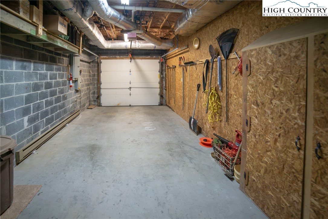 Newland, North Carolina 28657, United States, 3 Bedrooms Bedrooms, ,3 BathroomsBathrooms,Residential,Active,163524